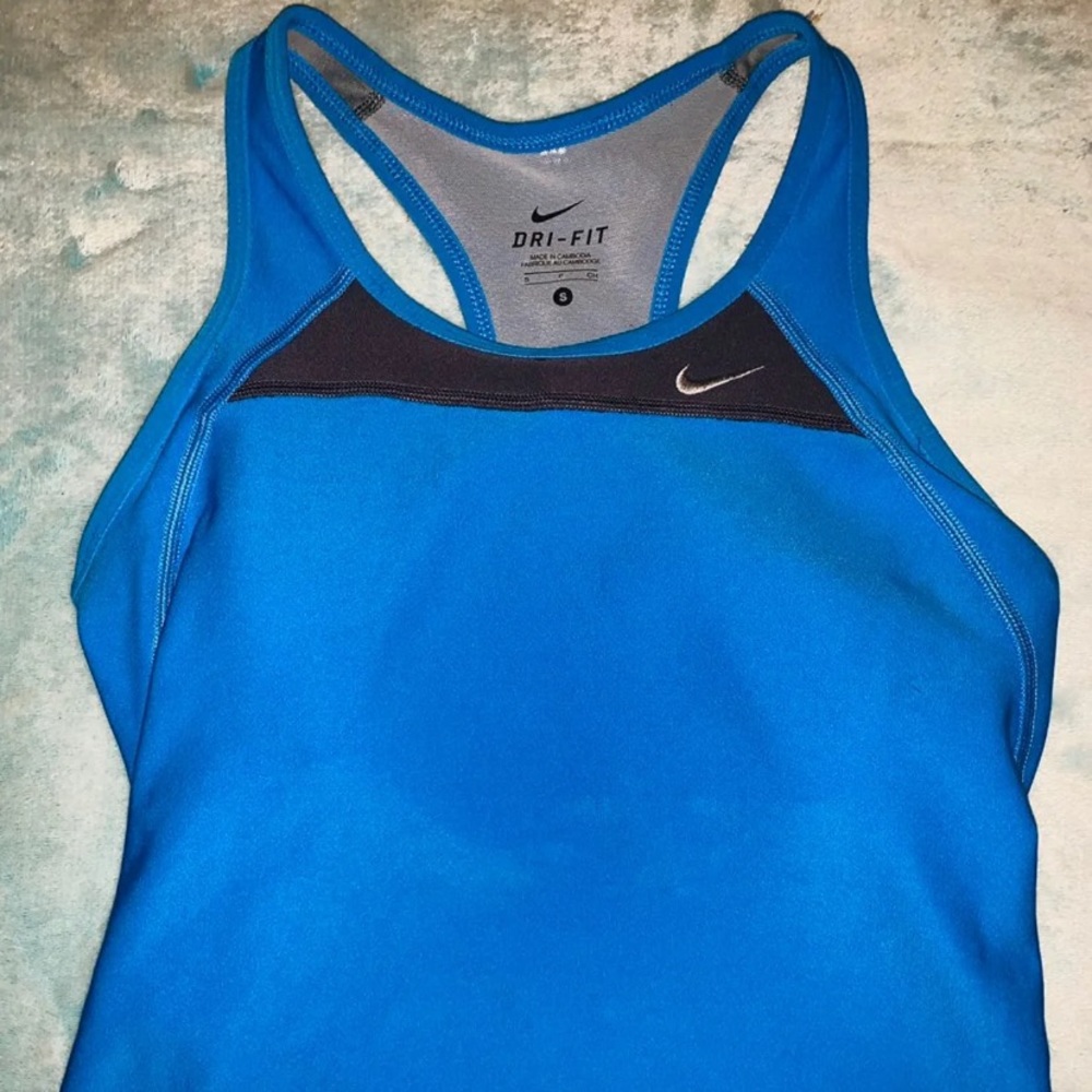 Nike tank with built in sports bra 💙